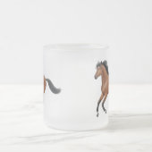 Galoppierende Bucht-Pferdemattierte Tasse (Mittel)