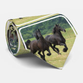 Galoppierende friesische Pferde Krawatte (Gerollt)