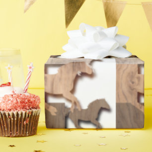 Galoppierende Holzsilhouetten von Pferden Geschenkpapier
