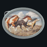 Galoppierende Mustangs Ovale Gürtelschnalle<br><div class="desc">Drei Mustangs laufen über den grasartigen Ebenen des amerikanischen Westens. An einem coolen November-Tag Wolkenantrieb durch die kalten blauen Himmel über Gras, das sich gelb und braun gedreht hat. Trotz des Schauers in der Luft, treten diese drei wilden Farbenpferde oben Staub, während sie frei über das Grasland mit dem Wind...</div>