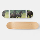 Galoppierendes friesisches PferdeSkateboard Skateboard (Horizontal)