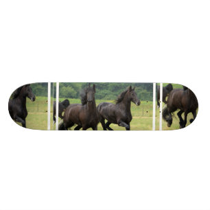 Galoppierendes friesisches PferdeSkateboard Skateboard