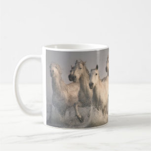 Galoppierendes Pferd im Mittelmeerwasser Kaffeetasse