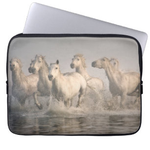 Galoppierendes Pferd im Mittelmeerwasser Laptopschutzhülle
