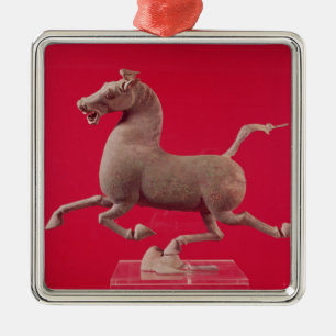 Galoppierendes Pferd mit einem Huf, der auf a Silbernes Ornament