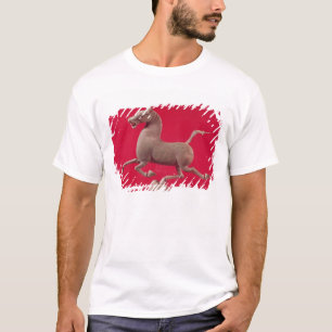 Galoppierendes Pferd mit einem Huf, der auf a T-Shirt