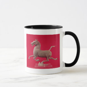 Galoppierendes Pferd mit einem Huf, der auf a Tasse