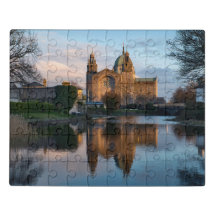 Galway Kathedrale spiegelte sich in Wasser in Irla