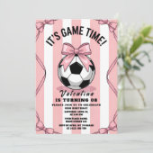 Game Day Mädchen Fußball Rosa Schleife Einladung (Stehend Vorderseite)