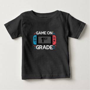 Game On 1. Klasse Zurück zur Schule Lustiger Gamer Baby T-shirt