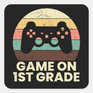Game On First Grade School Lehrer Kid Crew Gamer Quadratischer Aufkleber
