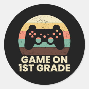 Game On First Grade School Lehrer Kid Crew Gamer Runder Aufkleber