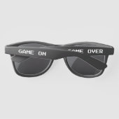Game On Game Über lustige Pixeltext-Sonnenbrille (Rückseite)