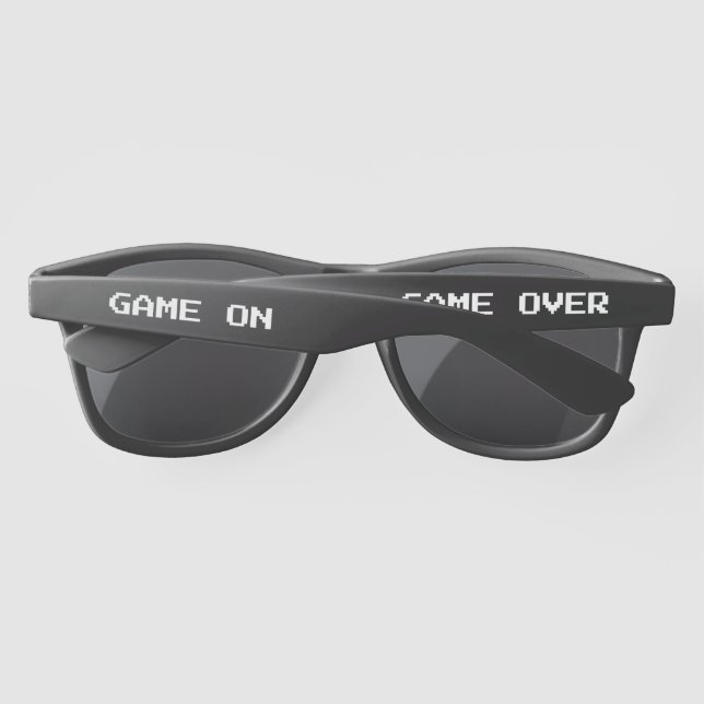 Game On Game Über lustige Pixeltext-Sonnenbrille (Rückseite)