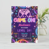 Game On Gamer Videospiele Neon Glow Girl Geburtsta Einladung (Stehend Vorderseite)