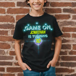 Game on Laser Tag Blue Green Neon Glow Geburtstag T-Shirt<br><div class="desc">Laser Tag helle Geburtstagsparty Design mit lebhaften Neonleuchten und Text in grün,  weiß und blau,  ideal für Jungen Laser Tag Geburtstagsparty.</div>