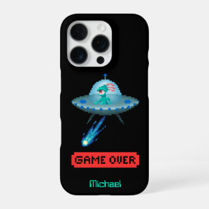 'Game Over' Alien fliegt UFO-Raumschiff, Pixel-Art iPhone 16 Pro Hülle