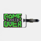 Game Over, Level Up: Pixelated Retro Game Welt Gepäckanhänger (Rückseite horizontal)
