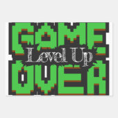 Game Over, Level Up: Pixelated Retro Game World Geschenkpapier Set (Vorderseite)