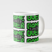 Game Over, Level Up: Retro-Pixel-Sandbox-Abenteuer Jumbo-Tasse (Vorderseite Rechts)