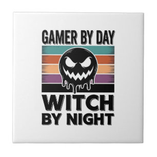 Gamer bei Tag, Hexe bei Nacht Retro-Halloween-Desi Fliese