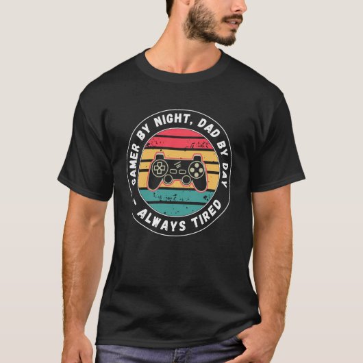 Gamer by Night Vater by Day Tired Funny Vater Zita T-Shirt (Vorderseite)