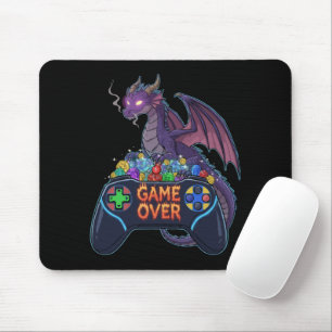 Gamer Drache bewacht RPG-Würfelhort bei "Game Over Mousepad