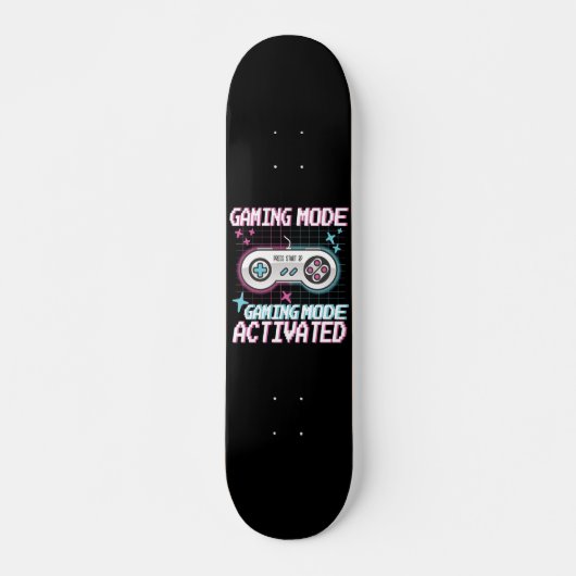Gaming Mode Activated – Retro Pixel Controller Des Skateboard (Vorne)