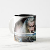 Gandalf mit Schwert in der Schlacht Zweifarbige Tasse (Vorderseite Links)