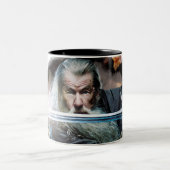 Gandalf mit Schwert in der Schlacht Zweifarbige Tasse (Mittel)
