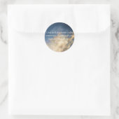 Gandhi Wisdom Zitat mit blauen Himmelswolken Runder Aufkleber (Tasche)