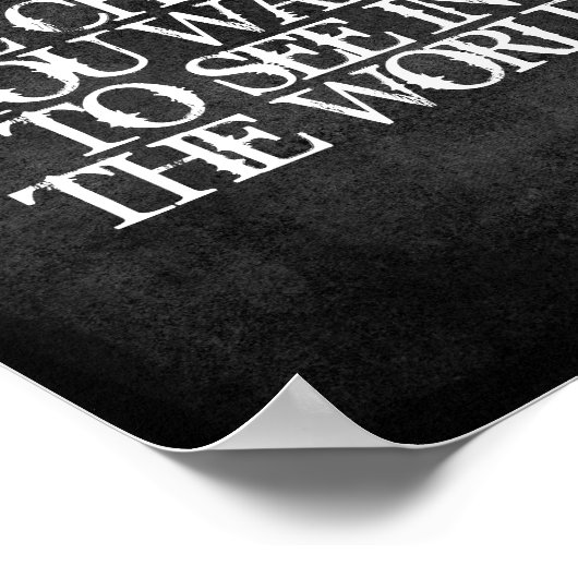 Gandhi Zitat ist das Change Poster grau und weiß (Ecke)