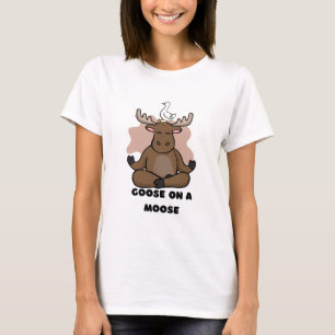 Gans auf einem Elch Tier Lustig T-Shirt