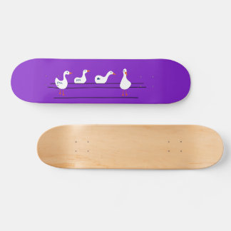 Gänse auf einem Kabelskateboard Skateboard