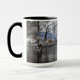 Gänse, die im Flug von Wasser abheben Tasse