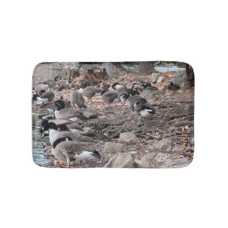 Gänse im Park Badematte