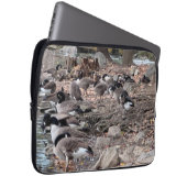 Gänse im Park Laptopschutzhülle (Vorne Rechts)