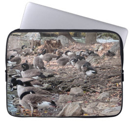 Gänse im Park Laptopschutzhülle
