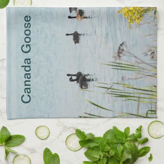 Gänse und Schwänze aus Kanada Geschirrtuch (Gefaltet)