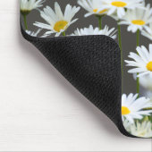Gänseblümchen auf grauem personalisiertem mousepad (Ecke)
