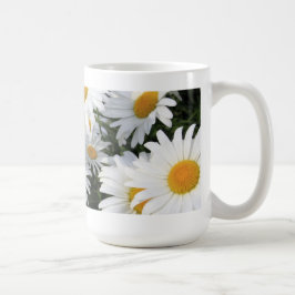 Gänseblümchen-Blumen, die weiß wachsen Kaffeetasse