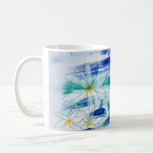 Gänseblümchen in Blauem und in weißem Kaffeetasse (Links)