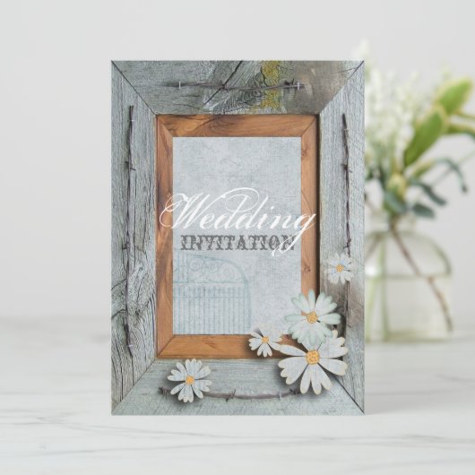 Gänseblümchen-Landhochzeit der rustikalen blauen Einladung (Stehend Vorderseite)
