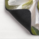Gänseblümchen niest in ein Taschentuch Mousepad (Ecke)