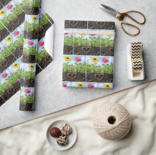 Gänseblümchen und Zinnien Liebesherz im Garten Geschenkpapier