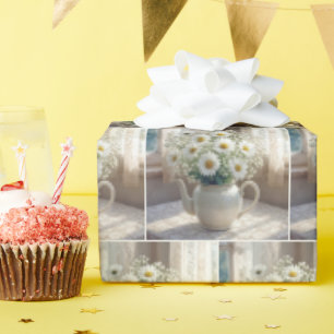 Gänseblümchenstrauß in einer antiken Teekanne Geschenkpapier