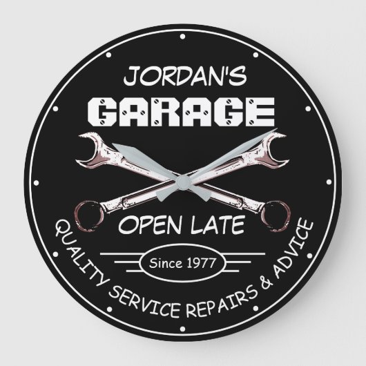 Garage Name Date Tools Wrenches Mechanics Black Große Wanduhr (Vorderseite)