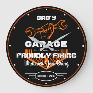 Garage-Vater oder irgendein Name, der stolz auf di Große Wanduhr