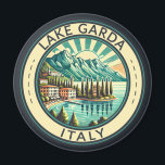 Gardasee - Italien Illustration Reisen Kunst, Dich Magnet<br><div class="desc">Gardasee Vektorkunst Design. Der Gardasee in Norditalien ist bekannt für sein kristallklares Wasser. Im Süden dominiert die Stadt Sirmione von der Rocca Scaligera,  einer Festung mit Blick auf den Hafen.</div>