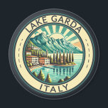 Gardasee - Italien Illustration Reisen Kunst, Dich Magnet<br><div class="desc">Gardasee Vektorkunst Design. Der Gardasee in Norditalien ist bekannt für sein kristallklares Wasser. Im Süden dominiert die Stadt Sirmione von der Rocca Scaligera,  einer Festung mit Blick auf den Hafen.</div>